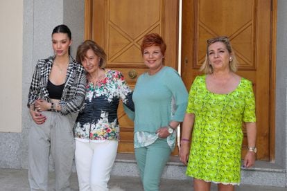 La periodista María Teresa Campos con sus hijas Terelu y Carmen Borrego y su nieta Alejandra Rubio (a su izquierda) en su casa con motivo de su 79 cumpleaños
18/06/2020
Madrid