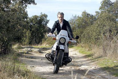 Marcos de Quinto, en el campo con la moto, una de sus aficiones favoritas.
