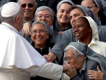Unas monjas saludan al Papa Francisco, a finales del pasado octubre en el Vaticano.
