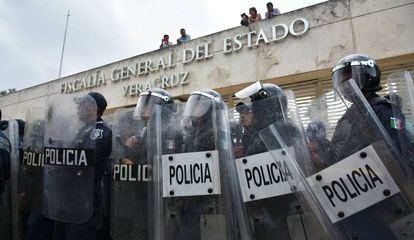 Policías a las afueras de la Fiscalía del Estado mexicano de Veracruz. 