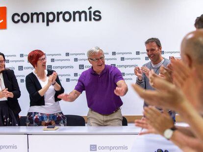 Joan Ribó, de morado, recibe la felicitación de sus compañeros de Compromís por los resultados del 26-M. 