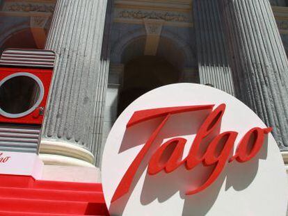Logotipo de Talgo ante el Palacio de la Bolsa en Madrid.