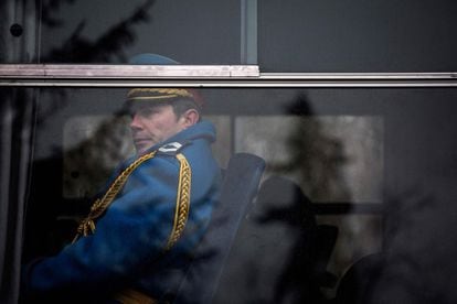 Un soldado serbio se sienta en un autobús antes de un saludo de honor en la víspera del día de Estado de Serbia, una celebración del aniversario del primer levantamiento y la creación del estado serbio moderno, en Belgrado (Serbia).