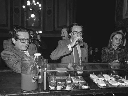 Miguel Herrero y Rodríguez de Miñón (izquierda) junto a Alfonso Guerra en el bar del Congreso en marzo de 1980.