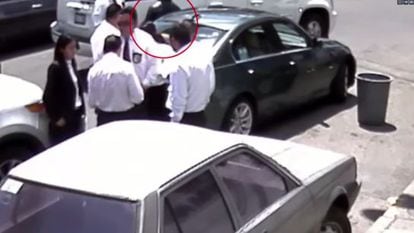 Un policía ministerial, dento del círculo, junto al coche de Díez