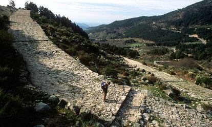 Excursi&oacute;n al Puerto del Pico (&Aacute;vila), en la sierra de Gredos: un caminante en la calzada romana que asciende desde el valle de las Cinco Villas.