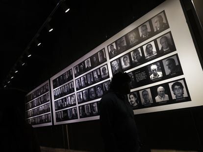 Una persona recorre el sitio de memoria Camarín de Mujeres en el Estadio Nacional, el mayor centro de detención y tortura que existió en Chile durante la dictadura de Augusto Pinochet (1973-1990).