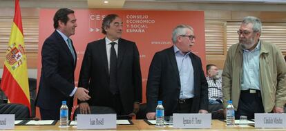 De izquierda a derecha: Antonio Garamanedi (Cepyme), Juan Rosell (CEOE), Ignacio Fernandez Toxo (CC OO); Candido Méndez (UGT), durante la firma del último Acuerdo de Negociación Colectiva (ANC).