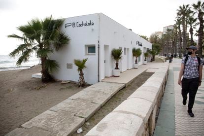 Otro chiringuito con sótano, El Cachalote, en la playa de la Caleta de Málaga capital.