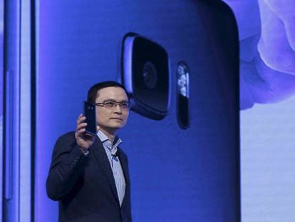 El presidente de la división de smartphones de HTC, Chialin Chang, muestra el nuevo HTC U Ultra en Taipéi, Taiwán.