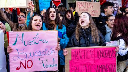 Protesta de estudiantes de la enseñanza pública ante la Asamblea de Madrid, a principios de febrero.