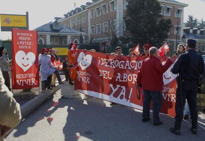 Simpatizantes de Derecho a Vivir han acudido hoy a las puertas del Palacio de la Moncloa para reclamar la derogaci&oacute;n del aborto al nuevo Gobierno
