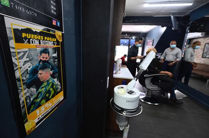 A barber shop in El Salvador with a sign announcing that it accepts Bitcoin this September 1.