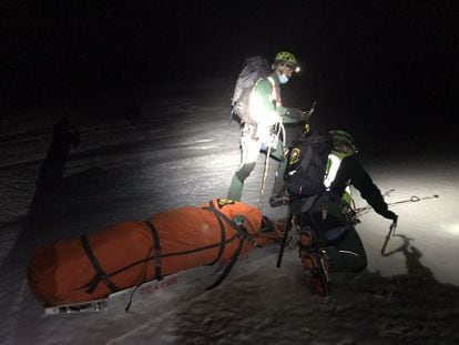 An image of the rescue by the Civil Guard of the injured woman in a ravine in the Sierra Nevada.