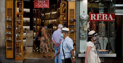 Comercio en las calles del centro de Madrid este lunes, en el que la Comunidad de Madrid estrena la nueva normalidad.