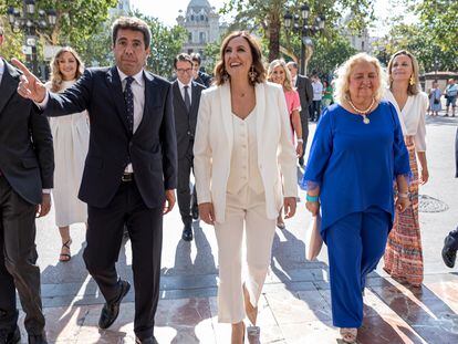 La alcaldesa de Valencia, María José Catalá, a su llegada al Ayuntamiento acompañada por el presidente de la Generalitat, Carlos Mazón, el día de su toma de posesión.