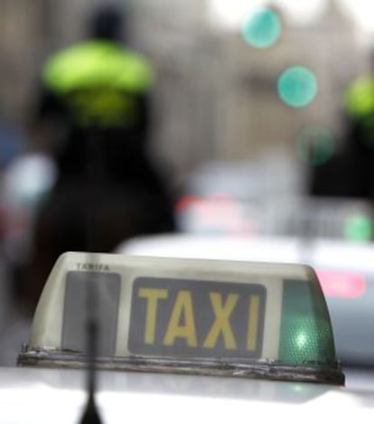 Un taxi con la luz verde de libre, en una calle de Madrid.