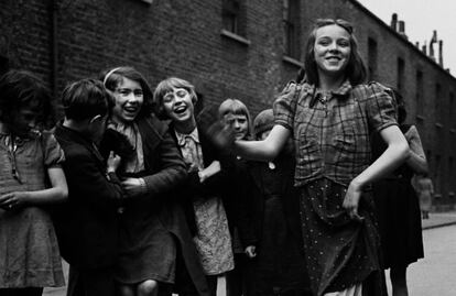 Fotografía de Bill Brandt titulada: Joven del East End bailando, marzo de 1939.