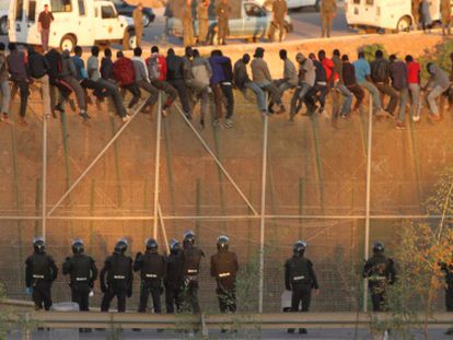 Un grup d'immigrants intenta entrar a Melilla, l'agost passat.
