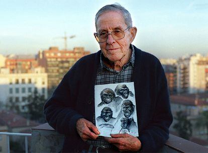 Jordi Sabater Pi muestra dibujos del gorila albino <i>Copito de Nieve, </i>en una imagen de 2001.