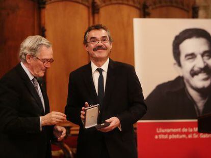 El hijo de Gabriel García Márquez, Gonzalo, recibe la medalla de manos del alcalde Trias