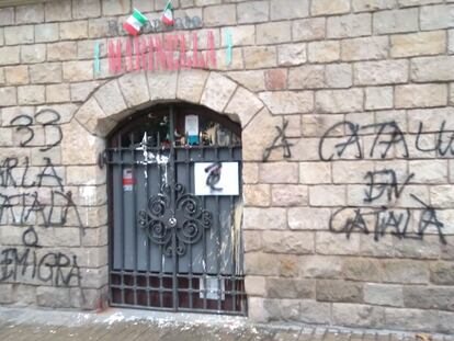 Pintadas en la fachada de un restaurante italiano después del conflicto de su propietaria con un cliente por el uso del catalán.