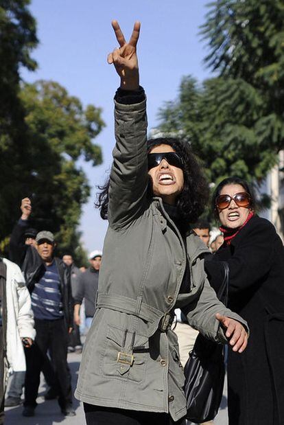 Una manifestante hace el gesto de la victoria ayer en Túnez.