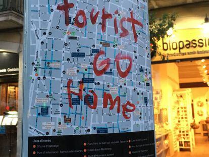 Pintada sobre un mapa de la ciudad &quot;Tourist go home&quot;