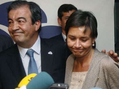 Francisco Álvarez-Cascos junto a la nueva alcaldesa de Gijón, Carmen Moriyón.