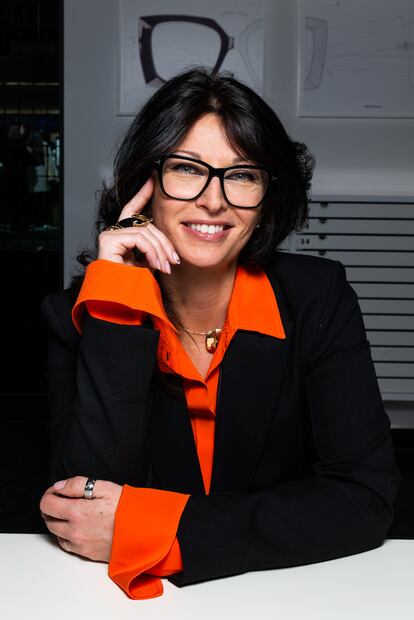 Maroni ha nombrado a Lara Marogna directora de desarrollo de producto y estilo, puesto desde el que supervisará la gestión y el desarrollo de las colecciones de gafas del grupo. Estudió Diseño Industrial en la Universidad Iuav Ca’ Foscari de Venecia y luego continuó su formación artística, primero en el sector de la joyería y luego en la industria de las gafas. Se incorporó a Marcolin en 2011 y sustituye a Alessandro Beccarini, quien dejó la firma para dedicarse a otros intereses.
