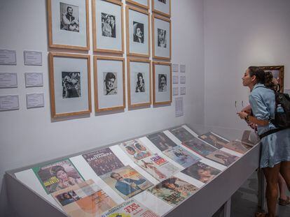 Una visitante mira fotografías en la exposición 'La caravana, ídolos del pueblo' en el  Museo Nacional de las Culturas Populares en Ciudad de México.