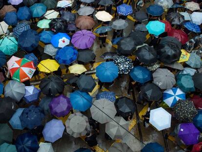 Manifestantes en la marcha de protesta en Hong Kong este domingo. En vídeo, la manifestación de este domingo.