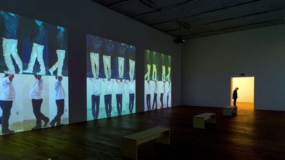 Una instalación de vídeo del artista estadounidense Bruce Nauman permanece expuesta en "Bruce Nauman: Disappearing Acts" (lit.:"Bruce Nauman: Actos que desaparecen") en el museo Schaulager en Münchenstein (Suiza). La muestra abre al público hasta el 26 de agosto. 