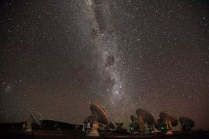 Las antenas del radiotelescopio ALMA, en el desierto de Atacama (Chile), con el que los cient&iacute;ficos podr&aacute;n medir la masa de cientos de agujeros negros.