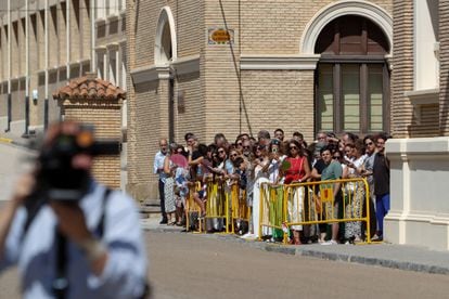 Varios curiosos asistían al ingreso de la princesa Leonor en la Academia Militar General en Zaragoza, este jueves. 
