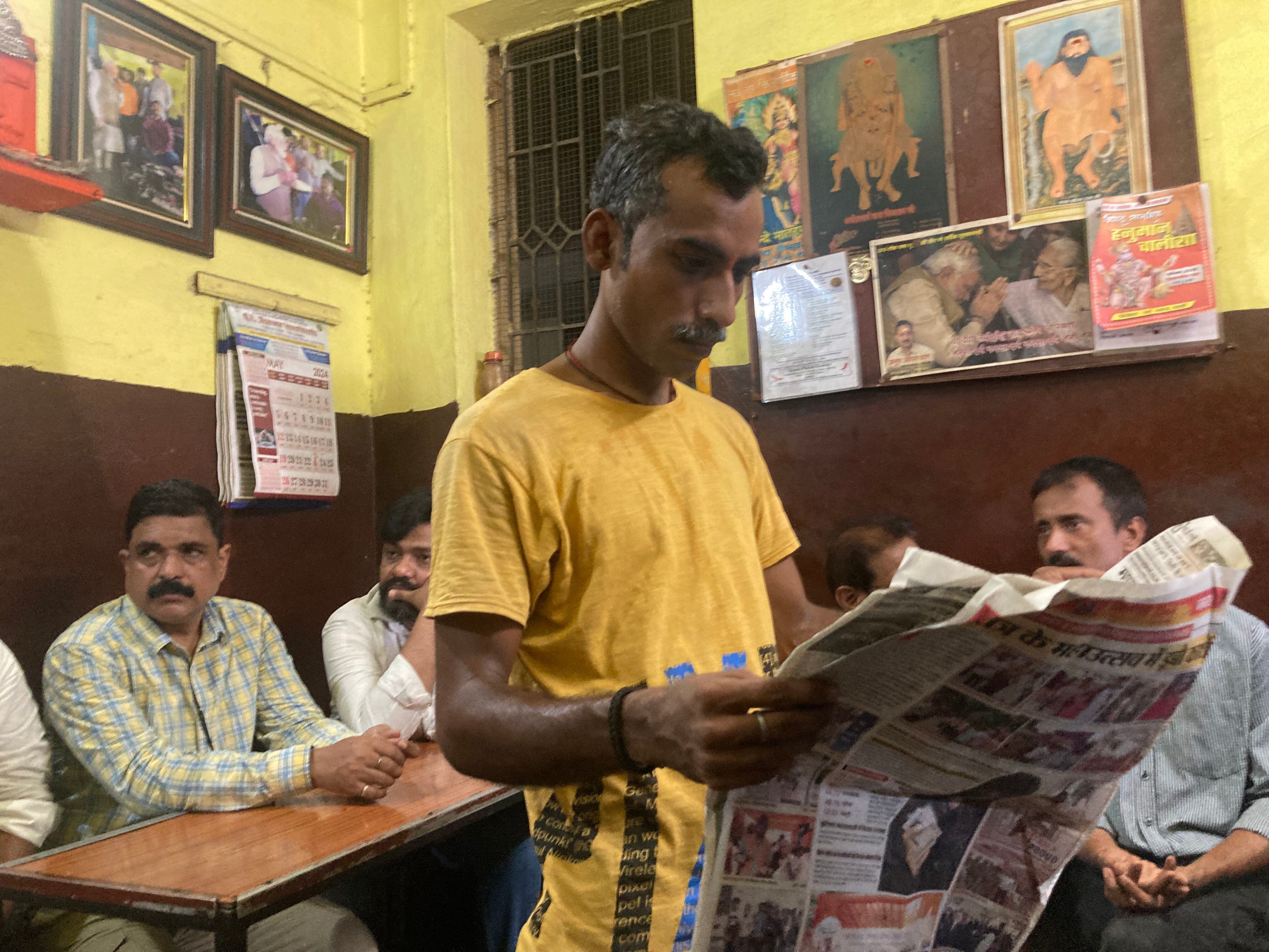 Clientes da casa de chá Papu Ki Adhi em Varanasi discutem os resultados das eleições indianas, sábado, 1º de junho. 