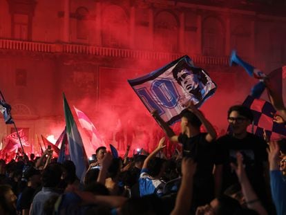 Aficionados del Nápoles celebran la consecución del 'scudetto' en las calles de la ciudad.