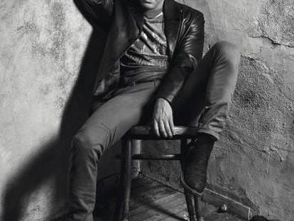 Justin Theroux posa en exclusiva para ICON con chaqueta Versace, y camiseta, pantalón y botas, todo de su propiedad.