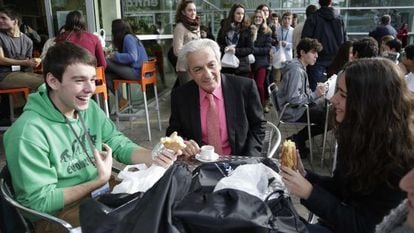 El premio Nobel de Física Albert Fert conversa con dos estudiantes este lunes en San Sebastián.