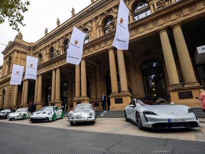 Automóviles Porsche aparcados fuera de la Bolsa de Valores de Fráncfort.