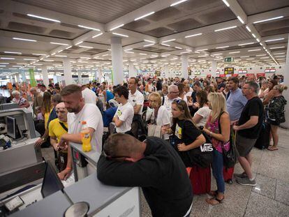 Viajeros hacen cola en el aeropuerto de Palma. 