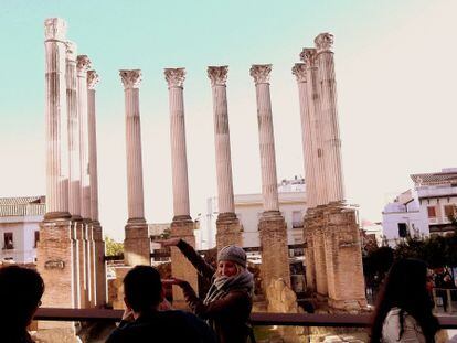 Visitantes se fotografían en el templo romano.
