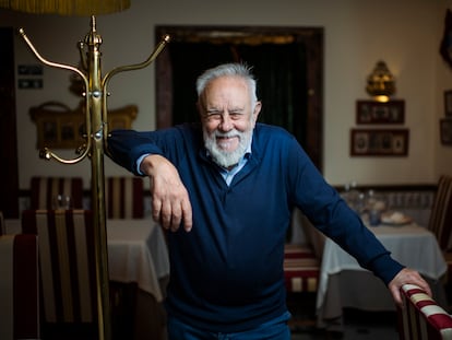 El escritor y director de cine Gonzalo Suárez, en la Taberna del Alabardero de Madrid.