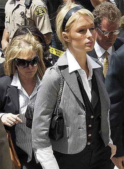 Una muy seria Paris Hilton el día que entraba a los juzgados para conocer su condena.