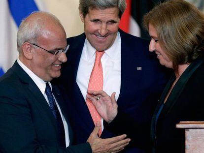 El jefe de la diplomacia de EE UU, John Kerry (C), con Tzipi Livni (d) y Saeb Erekat (i), esta tarde en Washington.