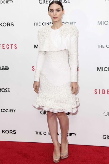 Little white dress: Alexander McQueen es uno de los diseñadores que mejor refleja el estilo de Rooney, que eligió esta original pieza con hombreras marcadas para acudir a un estreno.