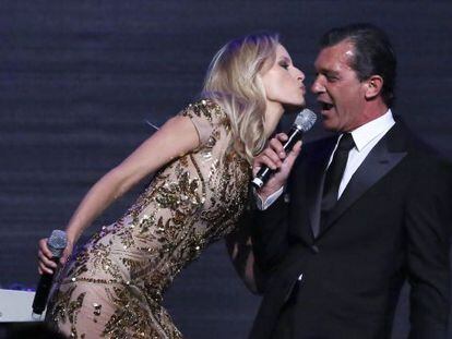 La supermodelo Karolina Kurkova anima una de las subastas de la noche junto a Antonio Banderas.