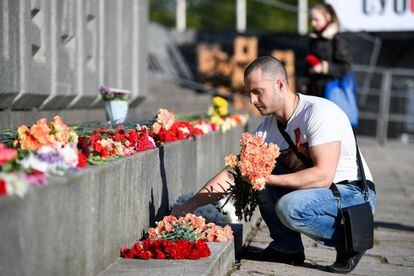 Un hombre coloca flores en el Monumento a la Victoria en Riga, Letonia, durante las festividades para conmemorar 74 años desde el final de la Segunda Guerra Mundial y para conmemorar la victoria soviética sobre la Alemania nazi, el 9 de mayo de 2019.