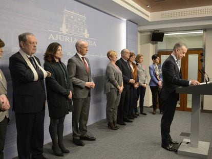 Iñigo Urkullu, ayer durante su comparecencia, acompañado por los consejeros del Gobierno vasco. En vídeo, los comicios de Euskadi y Galicia se adelantan al 5 de abril.