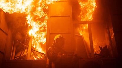 Columna de humo y fuego de una explosión.